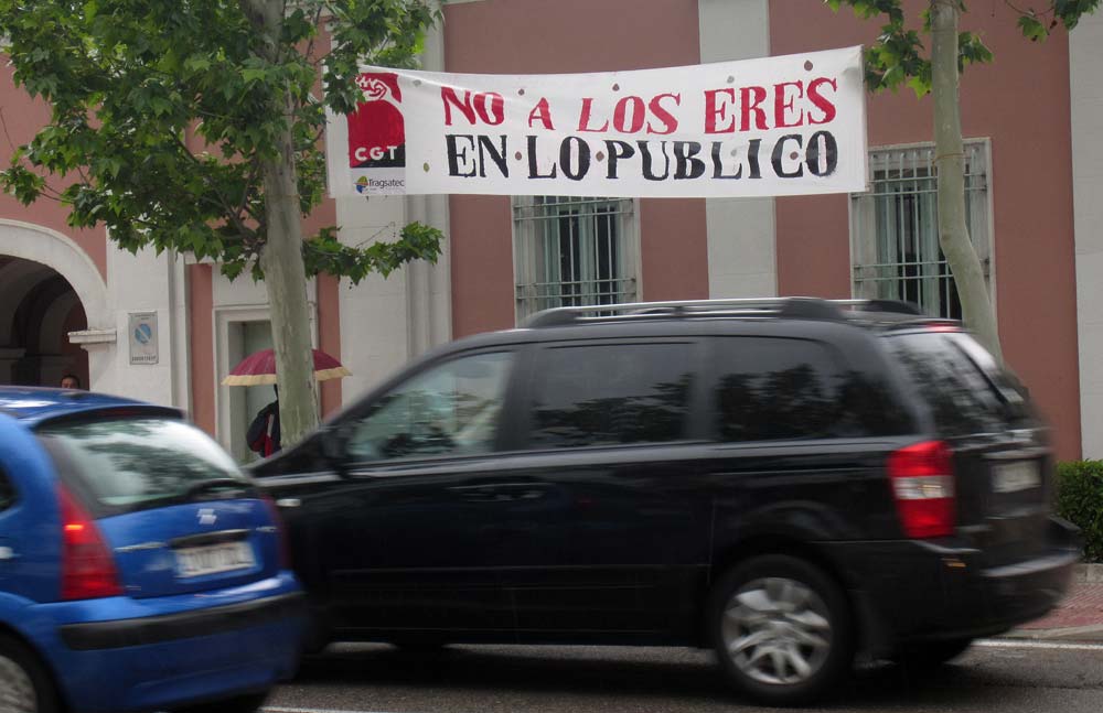 Pancarta vista en la calle de Alcalá, en Madrid, firmada por el sindicato CGT, en apoyo de Tragsatec, que reza: "No a los Eres en lo público".
