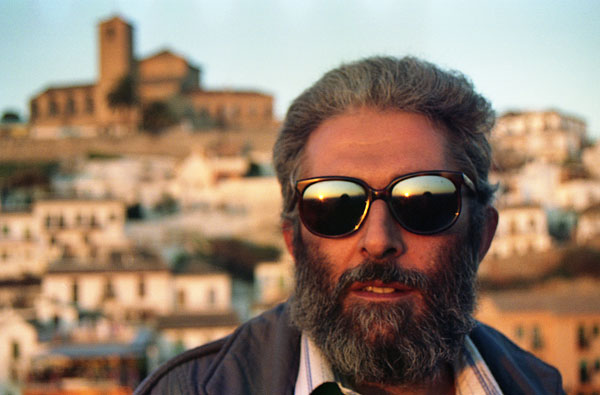 Foto de Sejo Arana, igualmente conocido como José Manuel González Areán (Ourense, 1955-Granada, 2016), en 1990 en Granada.