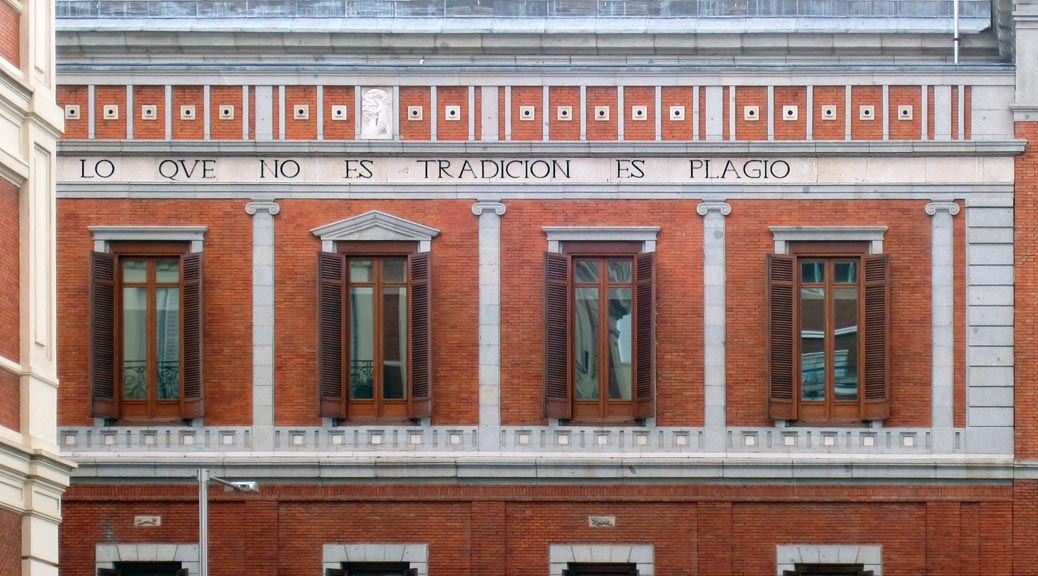Fachada lateral izquierda del Casón del Buen Retiro de Madrid con la frase de Eugeni d’Ors “Todo lo que no es tradición es plagio”.