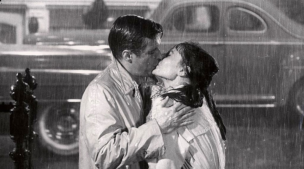 Beso bajo la lluvia entre Audrey Hepburn y George Peppard en ‘Desayuno con diamantes’.